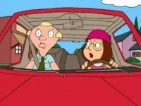 Dois personagens animados em um carro vermelho. Um homem loiro confuso e uma mulher de óculos e gorro rosa chocada ao volante.