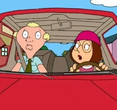 Dois personagens animados em um carro vermelho. Um homem loiro confuso e uma mulher de óculos e gorro rosa chocada ao volante.