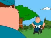 Desenho animado: Um homem grande de costas em um campo de beisebol. À frente, um homem musculoso em cadeira de rodas e uniforme azul com luva.