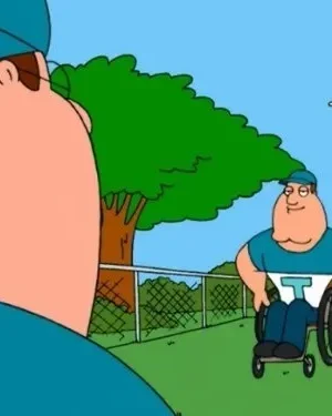 Desenho animado: Um homem grande de costas em um campo de beisebol. À frente, um homem musculoso em cadeira de rodas e uniforme azul com luva.