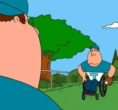 Desenho animado: Um homem grande de costas em um campo de beisebol. À frente, um homem musculoso em cadeira de rodas e uniforme azul com luva.