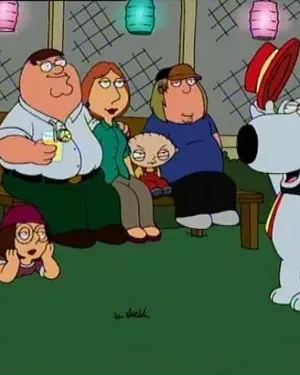 Família de desenhos animados em festa noturna ao ar livre. Homem, mulher, bebê e adolescente observam cão alegre com colete, segurando um chapéu.
