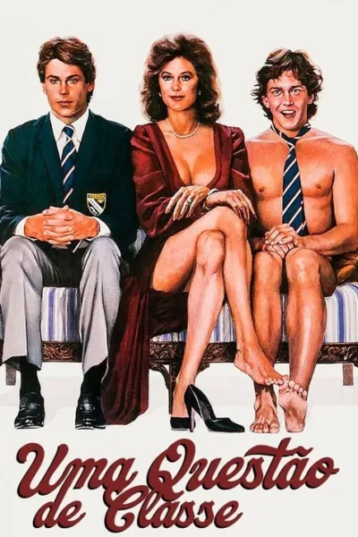 Três pessoas sentadas em sofá: homem de terno, mulher de vestido sedutor, e homem sorridente apenas de gravata. Clima divertido e ousado.