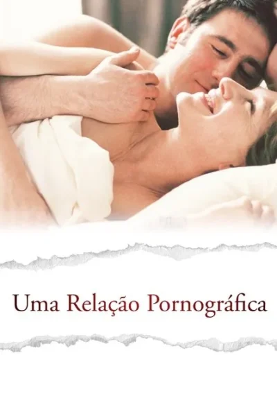 Um casal sorridente e abraçado em uma cama com lençóis brancos. Ela ri feliz enquanto ele a observa carinhosamente.