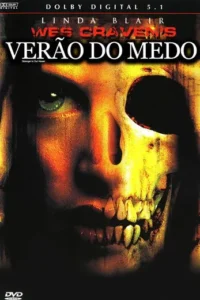 Rosto dividido em primeiro plano:olho verde e pele avermelhada à esquerda;meio crânio amarelo com dentes à direita. Atmosfera sombria de terror.