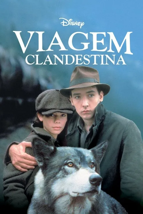 Viagem Clandestina 1 Um jovem e um garoto de chapéu e casaco com um lobo,contra um céu azul nebuloso. Clima de aventura e amizade.