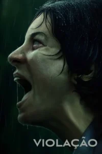 Pôster: Close-up de mulher com rosto molhado pela chuva, gritando desesperadamente. Fundo escuro. Clima de terror.