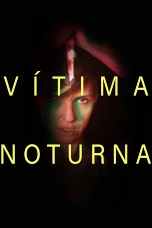 Pessoa em close, olhar intenso, rosto com luzes verde e vermelha em fundo escuro. Um brilho avermelhado está acima da cabeça. Clima tenso.