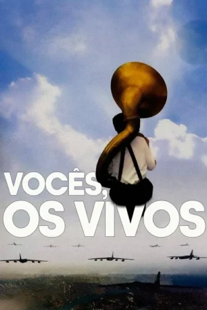 Pessoa com tuba flutua no céu azul com nuvens. Abaixo, uma cidade e aviões voando em formação. Clima onírico e reflexivo.
