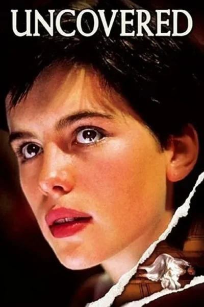 Rosto de mulher jovem com olhos arregalados e lábios entreabertos. Cabelo escuro. Um rasgo na imagem revela uma cena clássica.