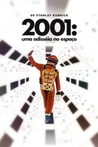 Astronauta em traje laranja de costas,num corredor branco com formas geométricas escuras. Clima futurista e enigmático.