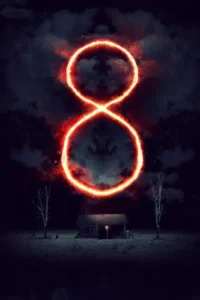 Um pôster de terror com um grande símbolo de infinito flamejante no céu escuro sobre uma cabana isolada e árvores secas em um campo.