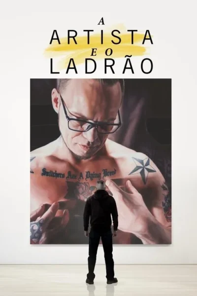 Homem de costas observa uma grande pintura realista de outro homem tatuado e de óculos, com olhar pensativo, numa galeria branca.