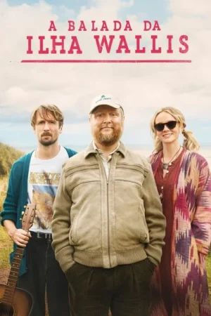 Três pessoas sorrindo em cenário costeiro. Um homem com violão, outro de boné e barba, e uma mulher de óculos e pigtails.