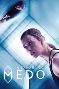 Mulher ferida e homem de cabeça para baixo presos em um ambiente azul claustrofóbico e futurista,com expressão de angústia.