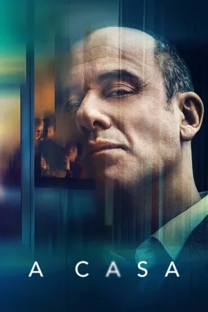 Homem de meia-idade com expressão séria. Em segundo plano, à esquerda, figuras pequenas de crianças e adulto assustados. Fundo azul/verde, clima tenso.