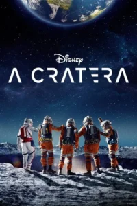Cinco astronautas em trajes espaciais,em um terreno lunar,olhando para a Terra e o céu estrelado. Clima de aventura espacial.