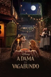 Dois cães jantam espaguete à luz de velas numa viela charmosa à noite,com músicos e lua cheia no céu.