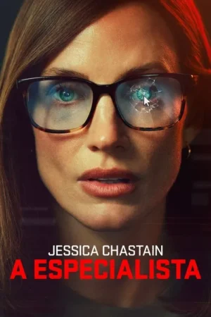 Mulher séria de óculos. Lente rachada reflete olho azul brilhante com cursor de mouse. Clima intenso, tecnológico.