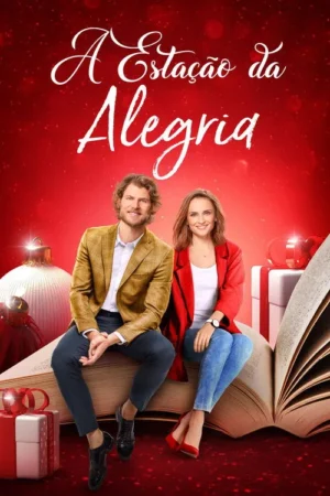 Casal sorridente sentado em livro aberto gigante, com fundo vermelho festivo e decorações de Natal.