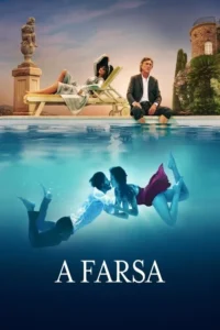 Acima da piscina,uma mulher elegante e um homem pensativo. Abaixo,um casal se beijando apaixonadamente. Luxo e segredos.