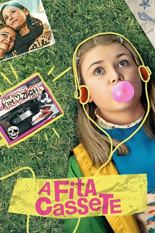 A Fita Cassete 1 Menina com fones e chiclete rosa na grama. Ao lado,fita cassete e foto de duas mulheres. Ambiente jovem e nostálgico.