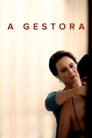 Mulher em blusa azul-esverdeada, com expressão gentil, abraça o pescoço de outra pessoa de costas. Fundo listrado claro, clima afetuoso.