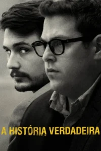 Close-up P&B de dois homens:um barbudo olha para trás,o outro de óculos olha para frente. Expressões sérias,clima tenso.
