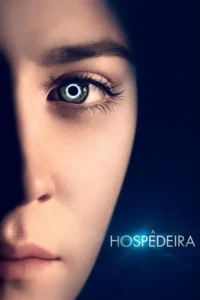 Close-up do rosto de uma mulher. Seu olho,à esquerda,tem a pupila com um anel de luz azul brilhante,destacando-se no fundo escuro.
