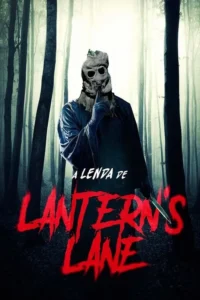 Personagem mascarado com rosto de caveira de saco,fazendo shhh com faca,em floresta escura e densa. Clima de terror.