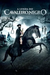 Um homem mascarado em cavalo preto empinado. Cenário sombrio com árvores secas, forca, pessoas penduradas e uma cidade distante. Clima gótico e sinistro.