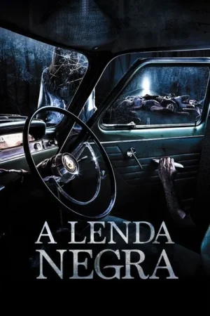 Dentro de um carro, mão na maçaneta. Por fora, figura escura pelo para-brisa rachado e pessoas caídas na floresta sob luz misteriosa.