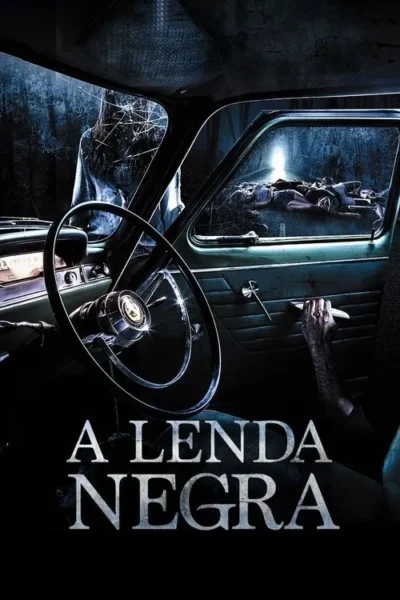 Dentro de um carro, mão na maçaneta. Por fora, figura escura pelo para-brisa rachado e pessoas caídas na floresta sob luz misteriosa.