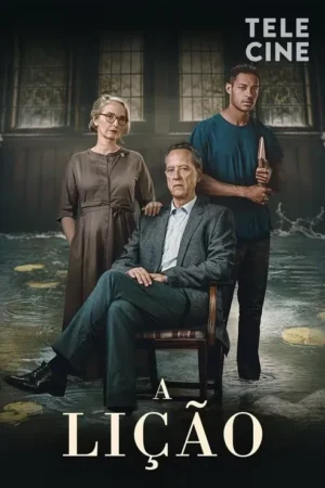 Mulher, homem sentado e jovem sérios em cenário escuro com janelas. Chão com água e plantas. Clima misterioso e tenso.