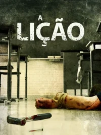 Pôster: um braço amarrado e ensanguentado no chão de uma sala de aula, com martelo e prego sujos de sangue. Clima sombrio.