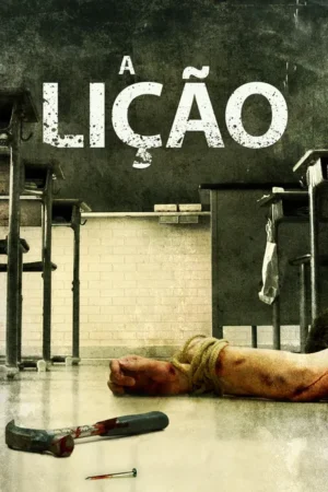 Pôster: um braço amarrado e ensanguentado no chão de uma sala de aula, com martelo e prego sujos de sangue. Clima sombrio.