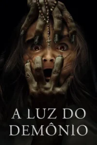 Mulher aterrorizada com olhos vermelhos,mãos macabras apertam seu rosto. Um terço com crucifixo pende sobre sua testa. Clima de horror.