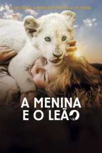 Um filhote de leão branco abraça uma menina sorridente. Luz suave do pôr do sol ilumina o campo. Pôster de aventura e amizade.
