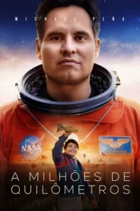 Homem em traje de astronauta sob céu estrelado. Abaixo, criança sorrindo segura milho entre borboletas sobre campo ao pôr do sol.