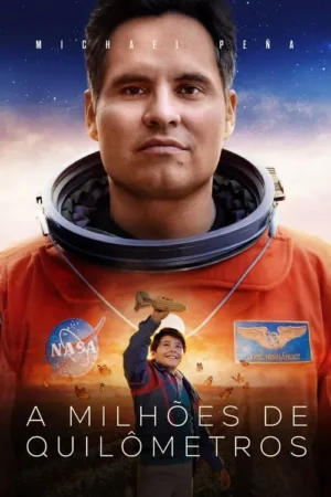 Homem em traje de astronauta sob céu estrelado. Abaixo, criança sorrindo segura milho entre borboletas sobre campo ao pôr do sol.