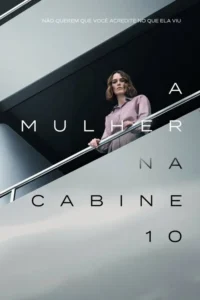 Uma mulher séria de cabelo curto e camisa rosa clara no convés de um navio. O céu nublado cria um clima misterioso e sombrio.