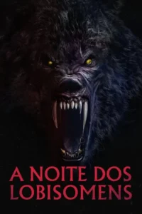 Close-up de um lobisomem sombrio e furioso,com olhos amarelos brilhantes e boca aberta revelando presas longas e afiadas.