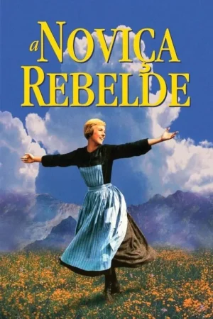 Mulher loira sorridente, de braços abertos, em campo florido sob montanhas e céu azul. Veste vestido azul. Clima alegre e livre.