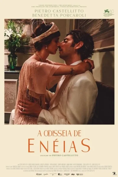 Casal em traje de época abraçado, quase se beijando. Ela com tiara e vestido de franjas, ele de paletó claro. Atmosfera romântica.