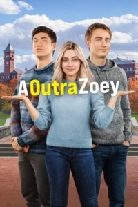 Jovem loira sorri, braços abertos, entre dois homens em campus universitário com prédios de tijolo e céu azul. Clima leve, romântico.