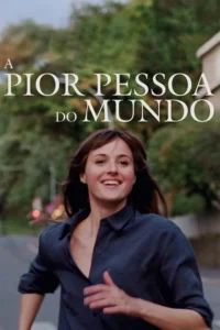 Mulher de cabelo castanho sorri,correndo em direção ao espectador. Usa camisa azul-marinho aberta,em rua com folhagem.
