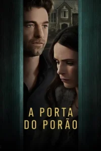 Um homem e uma mulher sérios em close-up,com uma casa antiga e escura ao fundo. Clima sombrio e misterioso.