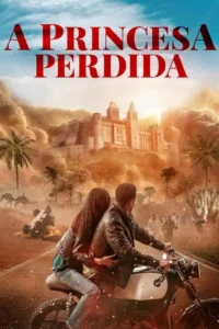 Casal de moto foge por deserto com castelo,palmeiras e veículos virados. Pessoas correndo ao longe. Cena de ação e perigo.