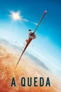 Duas mulheres numa plataforma no topo de uma estrutura altíssima sobre um deserto árido. Céu azul com sol. Vertigem e solidão.
