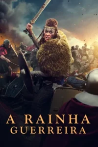 Mulher guerreira feroz ergue espada em batalha épica. Veste pele,tem maquiagem de guerra. Soldados lutam sob céu sombrio.
